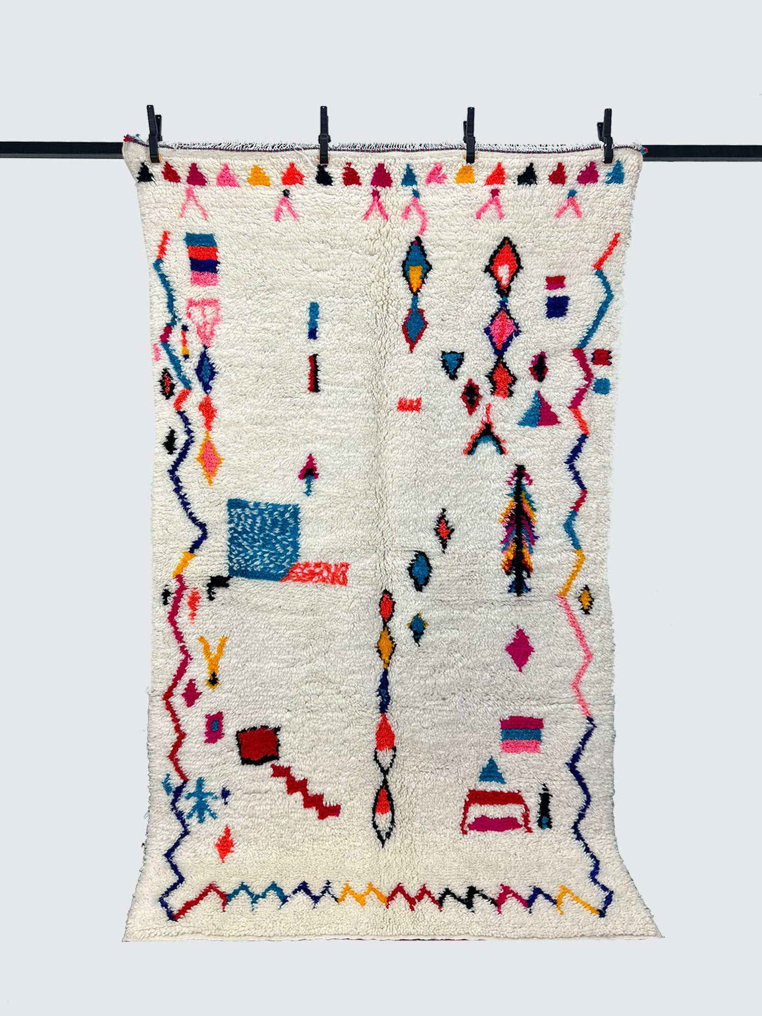 Tapis berbère Azilal Ouzoud intérieur en laine à poils longs motifs colorés