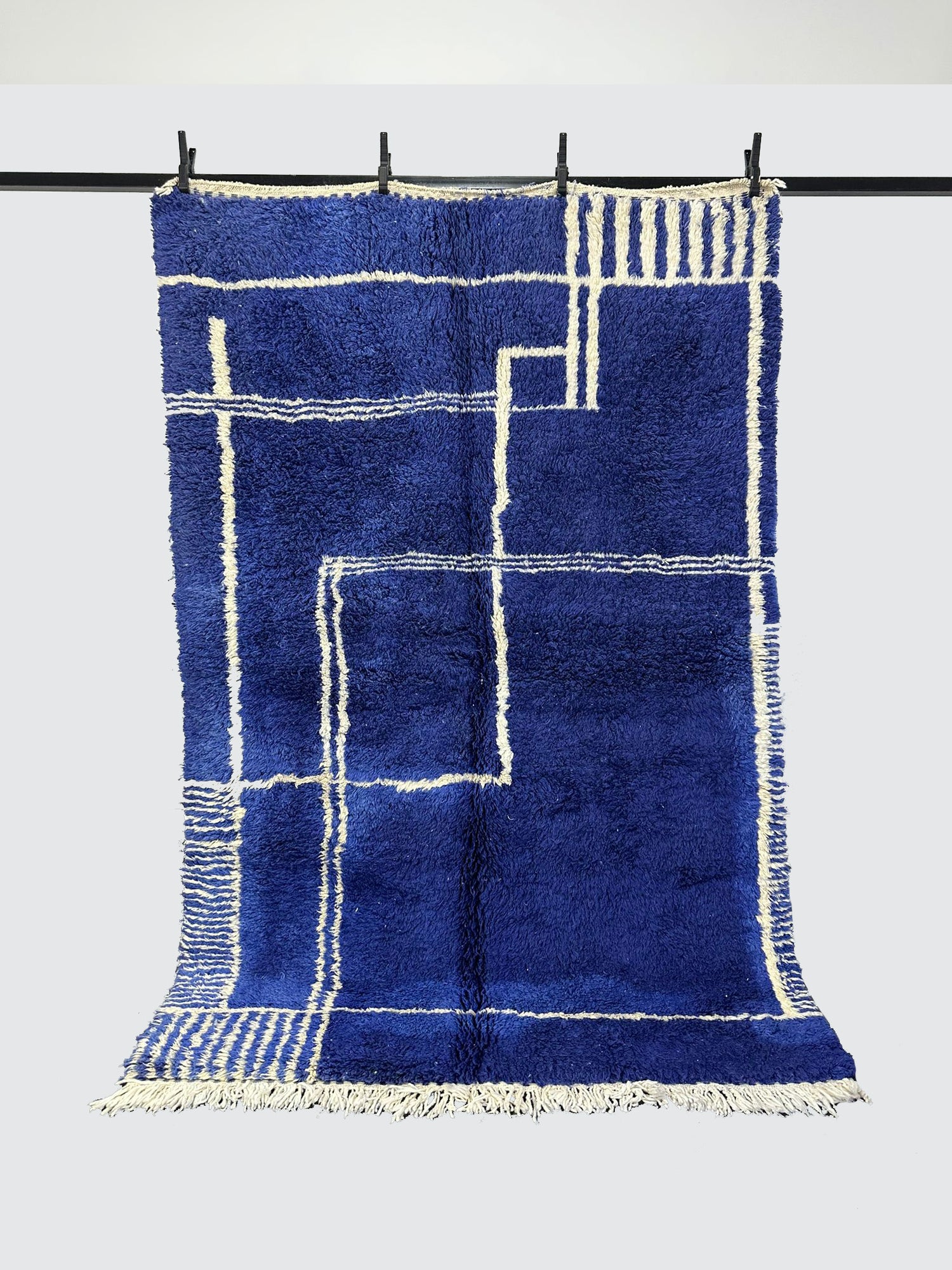 Tapis Beni Ouarain intérieur en laine à poils longs bleu roi et motifs