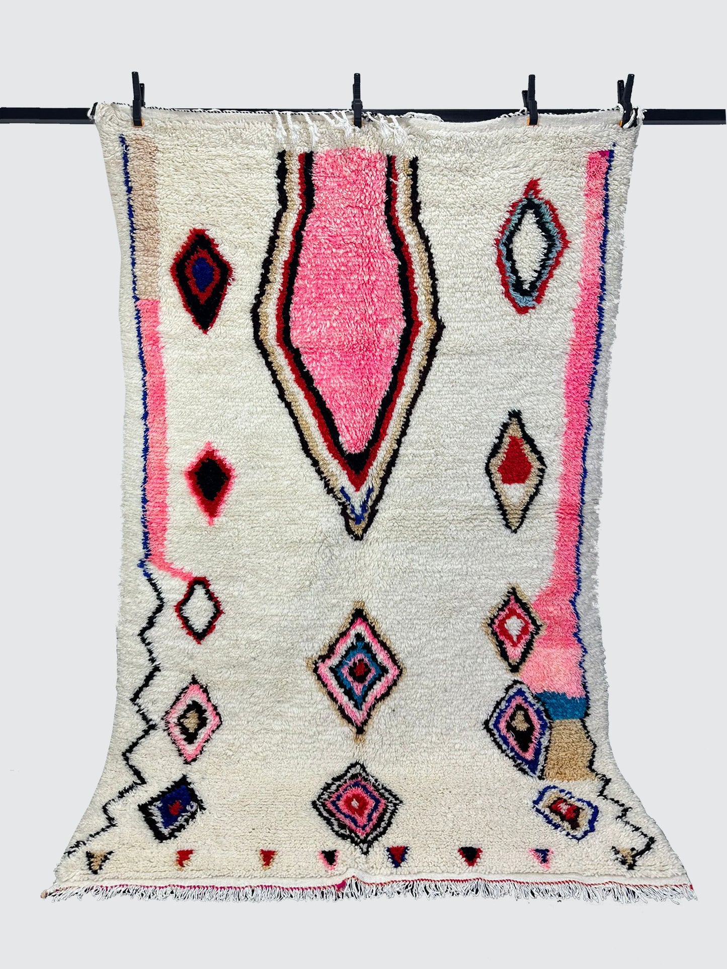 Tapis Azilal Ouzoud intérieur en laine à poils longs et motifs colorés